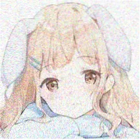 资讯配图：创作者访谈录制现场，麦克风与手稿